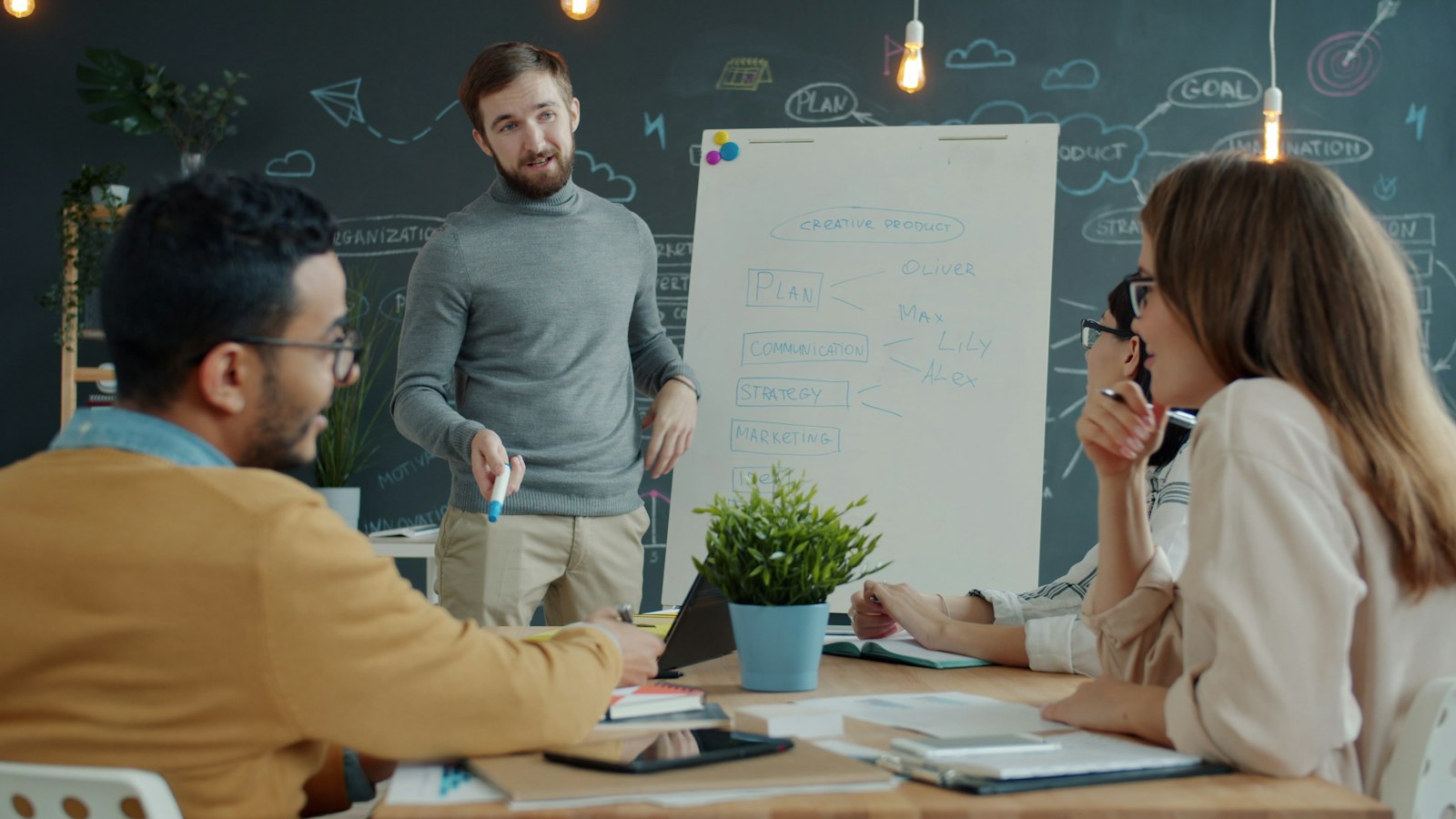 Un formatore conduce un workshop con un piccolo gruppo in azienda